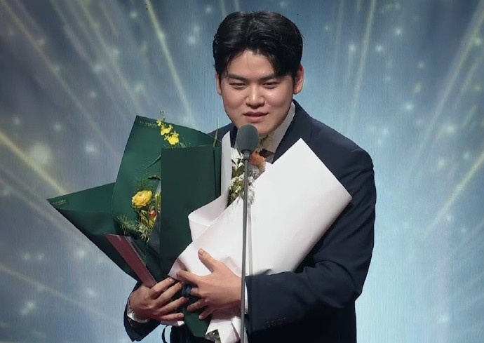 LCK年度选手：上单kiin 打野Oner 中单Chovy 下路Guma 辅助keria