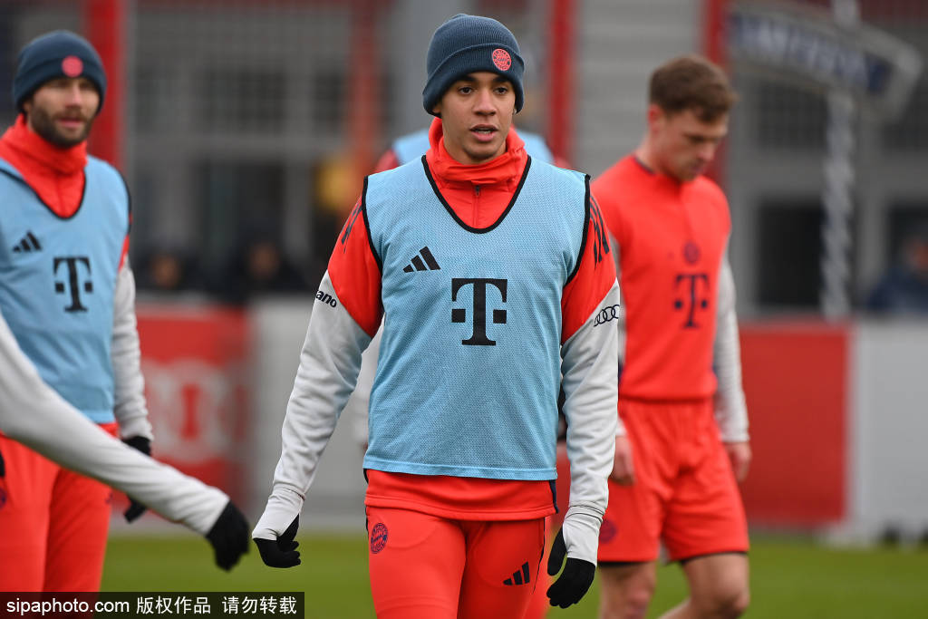 诺伊尔左小腿轻微撕裂，拜仁门将位置再遭考验